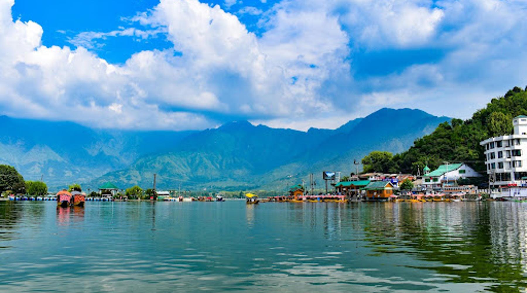 Houseboat Stay on Dal Lake, Srinagar: A Complete Experience Guide
